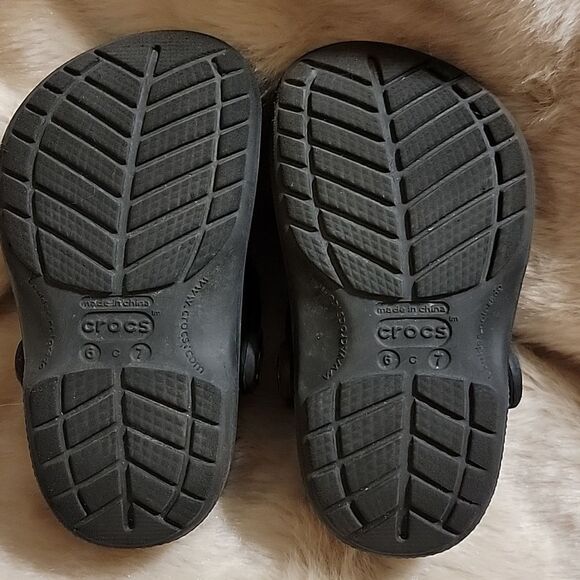 CROCS BLACK CLASSIC CLOGS, SIZE 6-7, WITH SESAME STREET JIBBITZ - Picture 6 of 6
